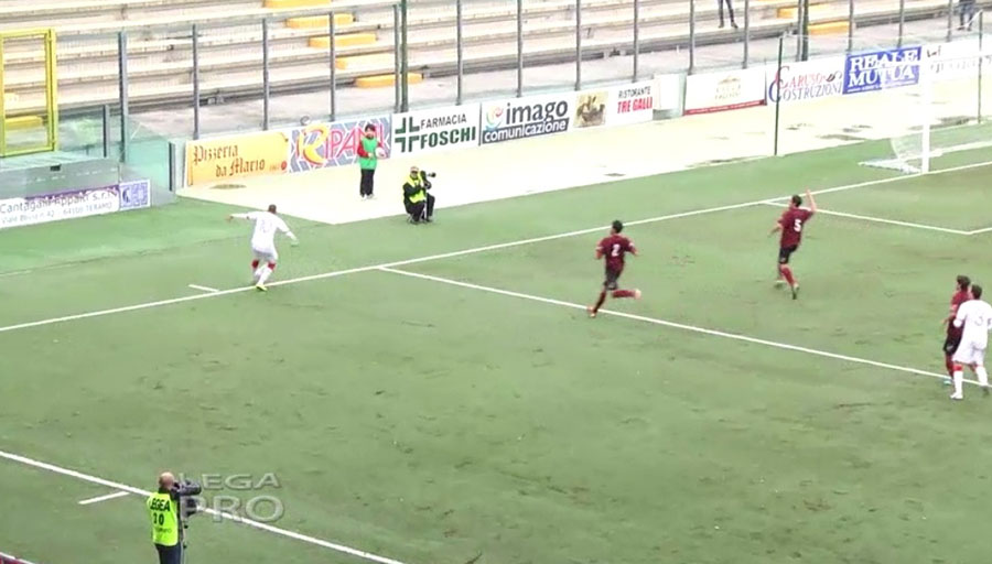 Dimas crossa con la palla oltre la linea di fondo