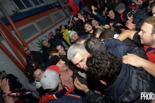 L'abbraccio dei tifosi fuori lo stadio (Foto Giuseppe Melone)