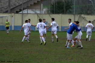 Ferrara festeggiato dopo il gol