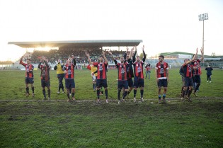 La Casertana festeggia a fine gara il primato solitario (Foto Giuseppe Melone)