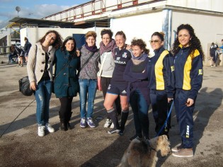 Capitan Gaudino con le ragazze del Volturno e del Clan (foto: Marco Falco)