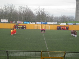 Le due squadre a centrocampo