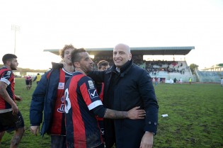 Il presidente Lombardi fa festa con i tifosi a fine gara (Foto Giuseppe Melone)