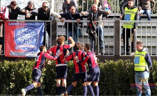 Marano esulta dopo il gol a Castel Rigone