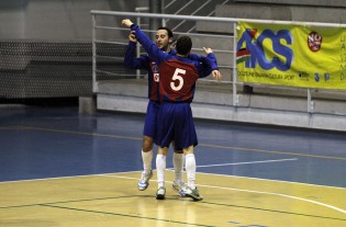 Palmieri festeggiato dopo il 3-1 (Foto Carozza)