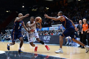 Roberts a canestro (Foto Melone)