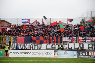 I tifosi rossoblù domenica contro l'Ischia (Foto Giuseppe Melone)
