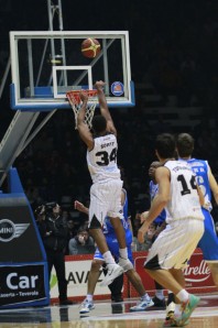 Scott a canestro (Foto Carozza)