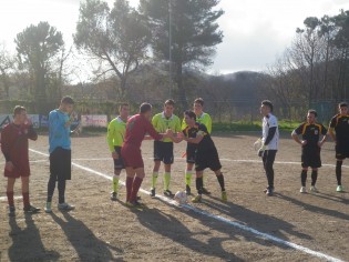 Stretta di mano tra i capitani Vastano e Papa