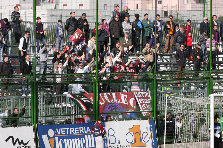 Aversa: duro faccia a faccia tifosi-Di Costanzo