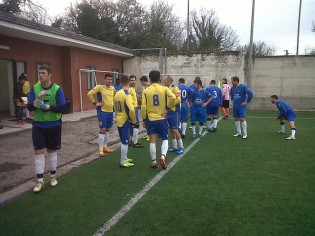 Le due squadre prima di scendere in campo