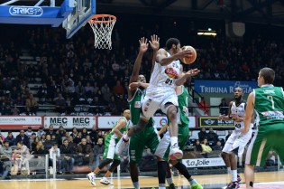 Brooks in azione, i suoi canestri saranno determinanti (Foto Giuseppe Melone)