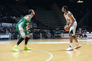 Jeff Brooks in azione contro Avellino (Foto Giuseppe Melone)