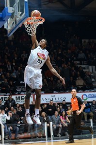 Brooks a canestro (Foto Giuseppe Melone)