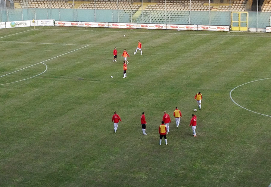 La Casertana durante il riscaldamento