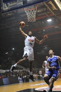 Brooks schiaccia sulla testa di Stefano Gentile (foto Filauro)