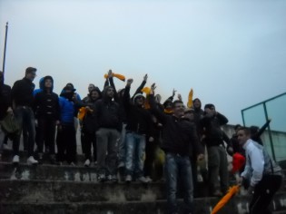 I tifosi della Sessana al 'Don Sossio Giordano' in occasione del derby contro il Cellole