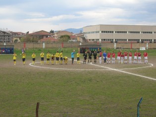Il saluto delle squadre prima del match (foto Antimo Cusano)
