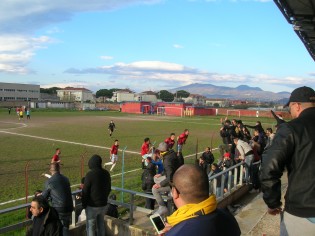 L'esultanza dei rossoblù a fine partita (foto Antimo Cusano)