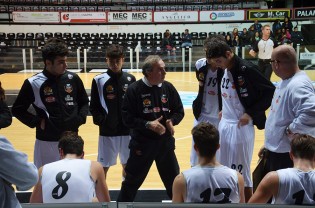 Coach Posillipo durante un timeout