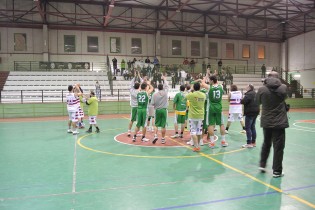 Le due squadre salutano il pubblico del Pala Matese (foto Marciano)