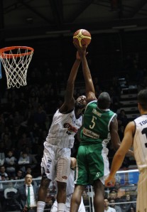 Easley in azione nel derby (Foto Carozza)