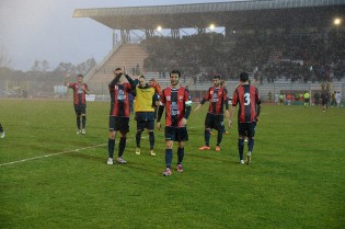 I giocatori ringraziano i tifosi a fine gara (Foto Melone)