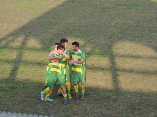 Pagano festeggiato dai compagni (Foto Fantaccione)