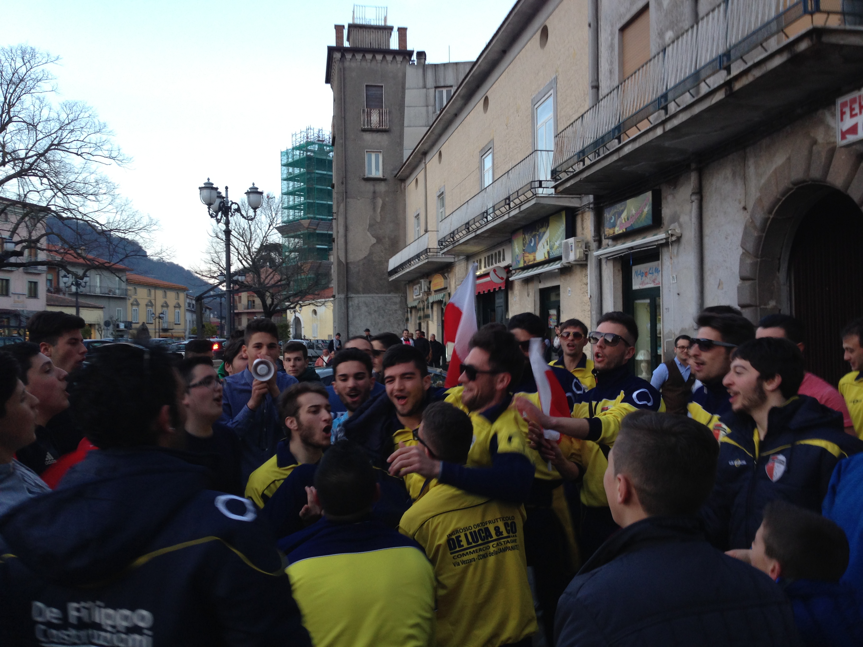 I festeggiamenti in piazza dell'Asd Roccamonfina
