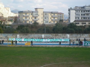 Lo striscione dei tifosi del Monospolis