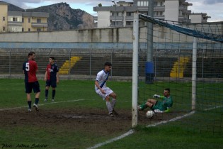 Raffaele Esposito, dopo il goal al Gelbison Cilento (foto Andrea Salzillo)