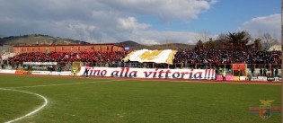 La coreografia dei tifosi rossoblù nei distinti