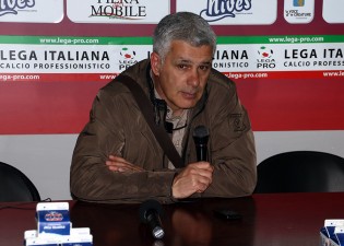 Mister Ugolotti allenatore della Casertana in sala stampa