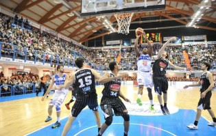Folarin Campbell attacca la difesa bianconera (foto newbasketbrindisi.it)