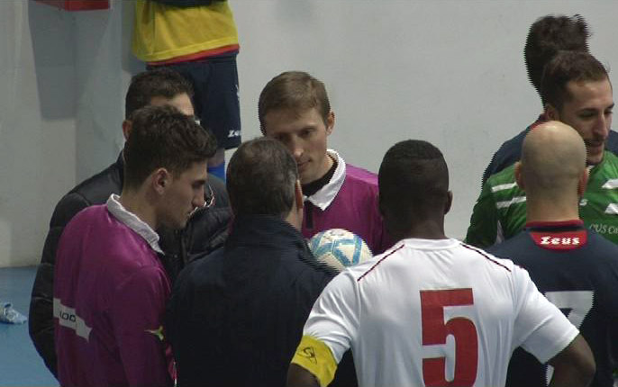 Gli arbitri con i capitani nel pregara