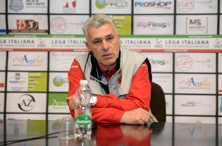 Mister Ugolotti in sala stampa a Foggia (Foto Melone)