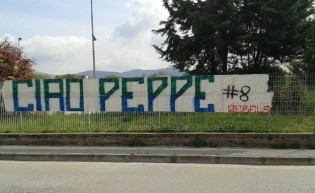 Lo striscione dei tifosi del San Nicola