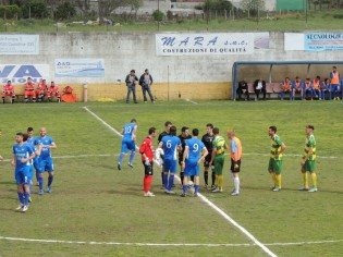 Le due squadre a centrocampo