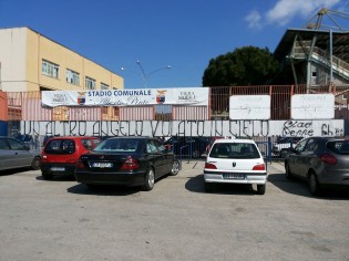 Lo striscione fuori lo stadio Pinto