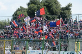 I tifosi della Casertana al 'Bisceglia' (Foto Giuseppe Melone)