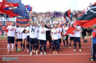 I calciatori festeggiano a fine gara