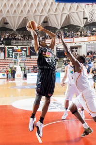 Jeff Brooks a canestro (Foto Fiacco)