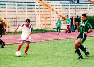 Mario Massaro in azione contro il Chieti nel 1996