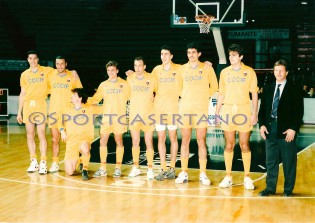 Una selezione mista di calciatori e cestisti con la maglia della Casertana nel '92