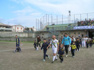 Ingresso in campo delle squadre (foto Antimo Cusano)