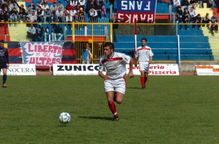 Catello Mari nel 2003-2004 con la maglia della Casertana