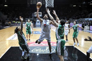 Luca Garri a canestro in un Caserta-Siena del 2011 (Foto Buco)