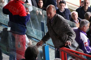 Ivano Giordano mentre sale in tribuna tra gli applausi dei tifosi