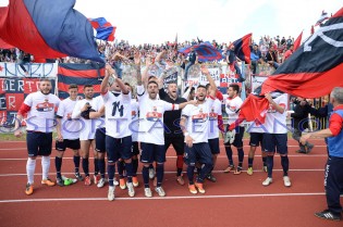 La Casertana festeggia a fine gara (Foto Giuseppe Melone)