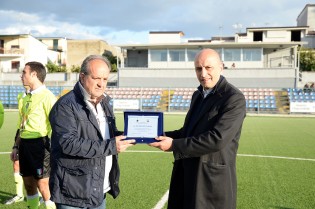 Il presidente Lombardi premia la Frattese per la promozione in serie D